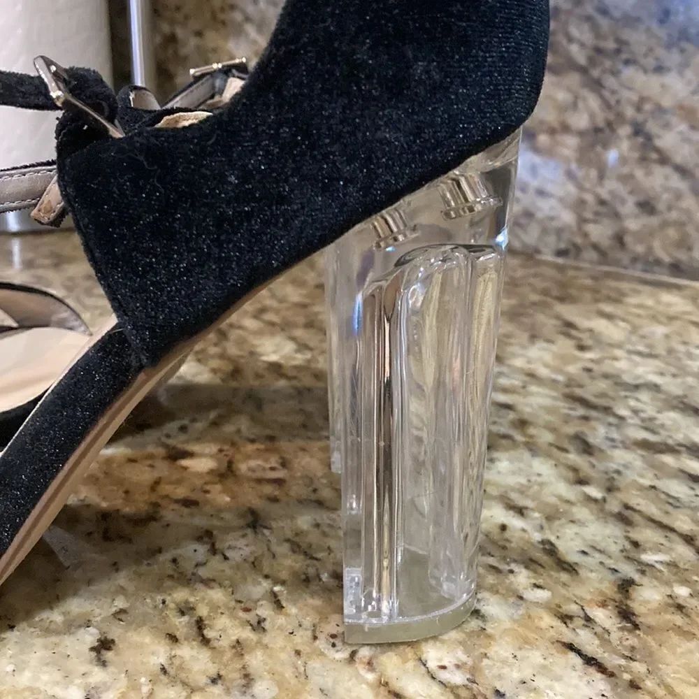 D. Shoes. - Picture 4 of 17
